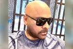 Megastar, Chiranjeevi bald head, chiranjeevi surprises tollywood in a new look, Kcr